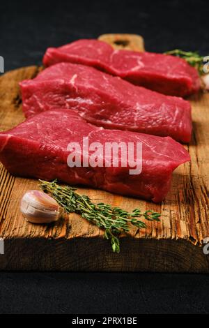 Vista ravvicinata della bistecca di manzo cruda sul tagliere Foto Stock