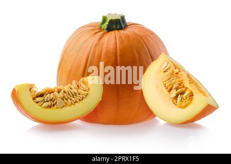 Zucca intera tagliata a metà e a fette isolate su bianco Foto Stock