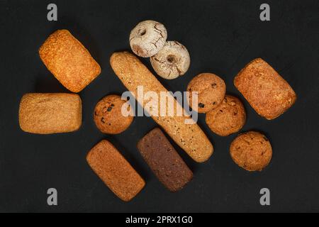 Vista dall'alto dell'assortimento di pane artigianale realizzato con diversi tipi di cereali Foto Stock