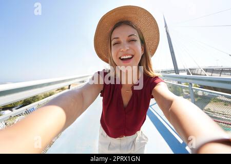 Bella donna prende autoritratto su ponte Pescara moderno in Abruzzo, Italia Foto Stock