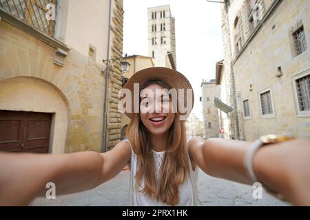 Autoritratto di bella ragazza turistica nella storica città di Arezzo, Toscana, Italia Foto Stock