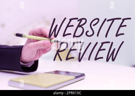 Scrittura visualizzazione di testo revisione del sito Web Recensioni che possono essere pubblicate su aziende e servizi. Recensioni di vetrina aziendale che possono essere pubblicate su aziende e servizi Foto Stock