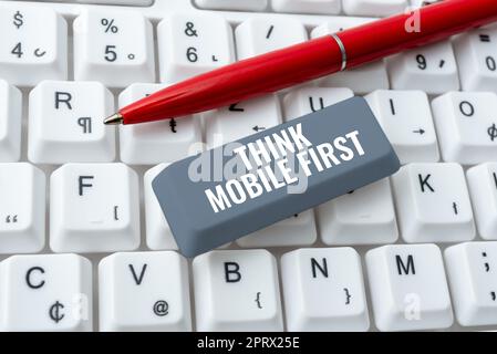 Didascalia concettuale Think Mobile FirstEasy Handheld Device Accessible Contents 24-7 Handheld Handheld Handheld. Word per Easy Handheld Device Accessible Sommario 24 o 7 Handy Foto Stock