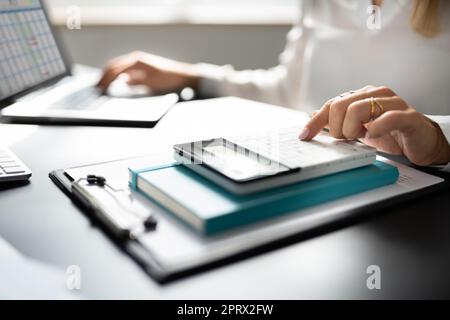 Conto fiscale utilizzando Calcolatore. Record di contabilità aziendale Foto Stock