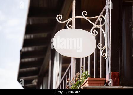 cartello vuoto rotondo su un edificio dall'architettura classica Foto Stock