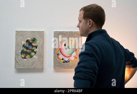 Elizabeth Xi Bauer Gallery, Londra, Regno Unito. 27th Apr, 2023. Phantom Dance è una mostra di nuove opere di Theodore Ereira-Guyer e Thiago Barbalho, in corso fino al 3 giugno. Sono installate più pile a due lati di attacchi di grande formato di Ereira-Guyer in modo che appendano al soffitto della galleria per formare una falsa parete. Nell'ambito di questa mostra (nella foto) sono esposte opere più piccole montate a parete di Thiago Barbalho. Credit: Malcolm Park/Alamy Live News Foto Stock