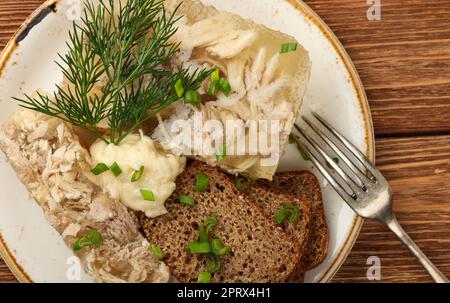 Porzione di gelatina di aspica o di carne con pane di segale Foto Stock