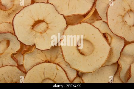 Primo piano su patatine di mele essiccate in esposizione al dettaglio Foto Stock