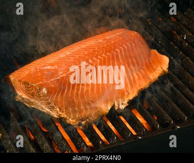 Cuocere e affumicare il filetto di salmone alla griglia Foto Stock