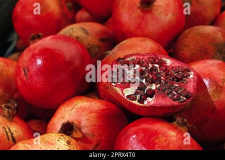 Rosso fresco melagrane mature close up Foto Stock