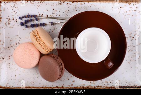 Biscotti francesi con macaroon e tazza di caffè marrone Foto Stock