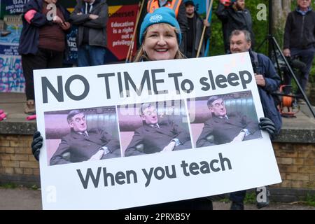 Keynsham, Regno Unito. 27th Apr, 2023. Gli insegnanti di grande impatto tengono un rally a Keynsham. Gli insegnanti della circoscrizione di Jacob Rees Mogg esprimono la loro opinione. Gli insegnanti sono impressionanti perché credono di non essere pagati abbastanza; le offerte del governo di un aumento inferiore all'inflazione sono state rifiutate dall'Unione nazionale dell'istruzione (NEU). L'Unione afferma che il sottofinanziamento dell'istruzione da parte del governo sta colpendo i bambini. I leader che insegnano dicono che ora è molto difficile attrarre e mantenere buoni insegnanti a causa dei tagli storici e reali alle retribuzioni e delle scarse condizioni di lavoro. Credit: JMF News/Alamy Live News Foto Stock