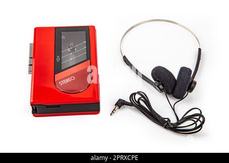 WALKMAN® rosso con cuffie e nastro isolati su sfondo luminoso Foto Stock