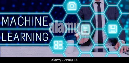 Scrittura a mano di testo apprendimento automatico, foto concettuale il concetto che un computer può imparare nuovi dati in se stesso Foto Stock