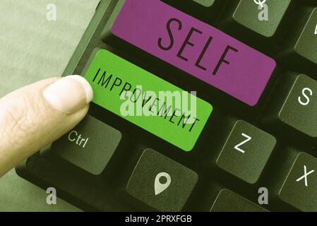 Scrittura che visualizza il miglioramento di auto del testo, processo di significato di concetto di rendersi un migliore o più knowledgable Foto Stock