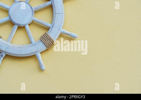 Vacanza in yacht. Volante marino bianco su sfondo chiaro. Viaggi in mare e avventure. Cartoline promozionali. Escursioni e animazione Foto Stock