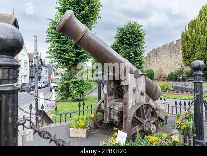 La pistola russa catturata nel 1855 durante la guerra di Crimea, Ludlow, Shropshire, Inghilterra Foto Stock