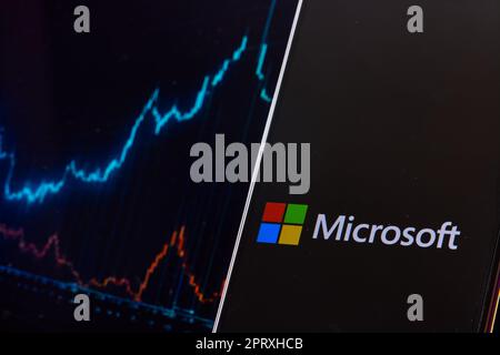 Prezzo delle azioni Microsoft sul mercato commerciale con grafico sul logo aziendale visualizzato sullo smartphone. Foto Stock