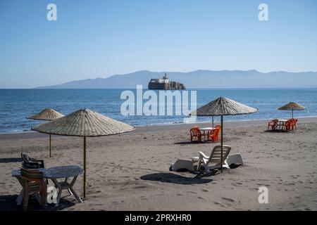 Roccia di al Hoceima visto dalla spiaggia di Tayeth. L'isola è territorio spagnolo al largo della costa del Marocco. Foto Stock