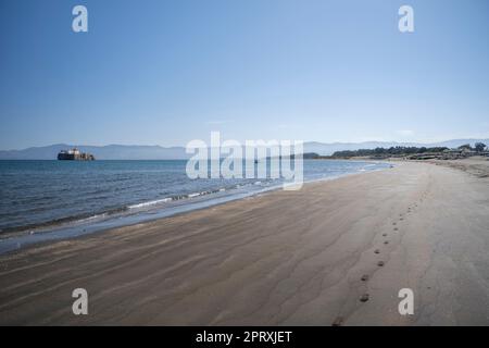 Roccia di al Hoceima visto dalla spiaggia di Tayeth. L'isola è territorio spagnolo al largo della costa del Marocco. Foto Stock