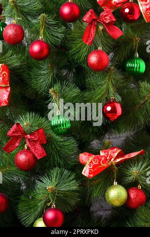 Dettagli di un albero di Natale. Dettaglio colpo di albero di Natale rami appeso con nastri e giocattoli di Natale. Il concetto della tradizionale celebrazione o Foto Stock