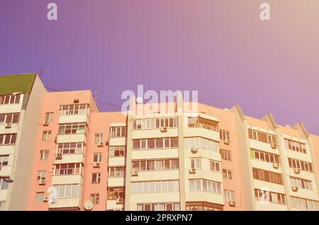 Multi-storey house con un sacco di finestre, balconi e aria condizionata. Dettaglio foto del vecchio grattacielo in Russia e Ucraina Foto Stock