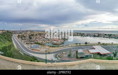 Luanda Angola - 24 03 2023: Veduta aerea del centro di Luanda, Chicala, Praia do Bispo e Bairro Azul, edifici marginali e centrali, ad Angol Foto Stock