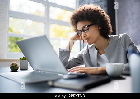 Annoiato Boss Donna addormentata. Dipendente stanco riposante Foto Stock