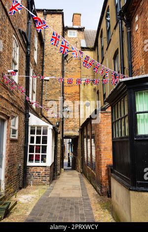 Union Jack bunting in preparazione all'incoronazione di re Carlo. Passage, la capitale dei Wolds. Louth Town, Lincolnshire, Inghilterra. Foto Stock