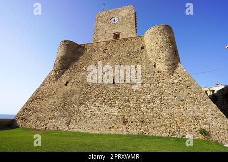 Castello Svevo Normanno a Termoli, Molise, Italia. Angolo basso. Foto Stock