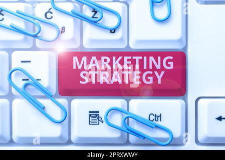 Scrittura che visualizza il testo strategia di vendita, piano d'azione di panoramica di affari progettato per promuovere e vendere il prodotto Foto Stock