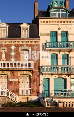 Mers-les-Bains, è un comune, nella Somme, Dipartimento, in, Hauts-de-France, in, Francia settentrionale. Mers-les-Bains si affaccia sulla Manica, al confine tra la Piccardia e la Normandia. Questa “stazione balneare” (stazione balneare) con gran parte della parte più antica della città si è sviluppata nel periodo di massimo splendore della balneazione balneare, durante l’ultima parte del 19th° secolo. Di conseguenza, le belle ville sviluppate in quei tempi sono ora soggette a ordini di conservazione. Ogni ristrutturazione deve essere effettuata con gli stessi materiali e colori dell'opera originale. No porte di plastica o tapparelle sono allowed. France, Foto Stock