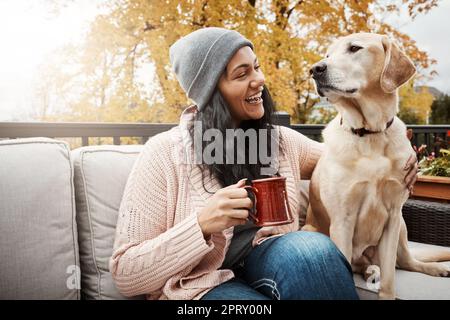 HES ha lasciato una grande stampa di zampa nel mio cuore. una giovane donna che si rilassa con il suo cane fuori. Foto Stock