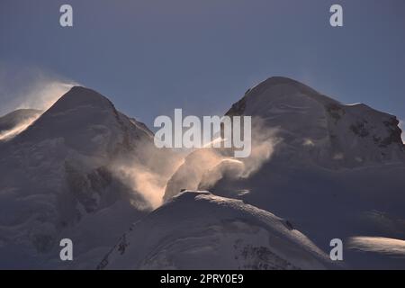 montagne innevate delle alpi svizzere (zermatt) con derive innevate e cielo blu Foto Stock