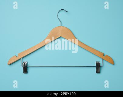 Appendiabiti in legno su sfondo blu, vista dall'alto Foto Stock