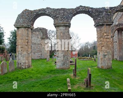 Il cimitero della chiesa di San Bartolomeo a Orford, Suffolk Foto Stock