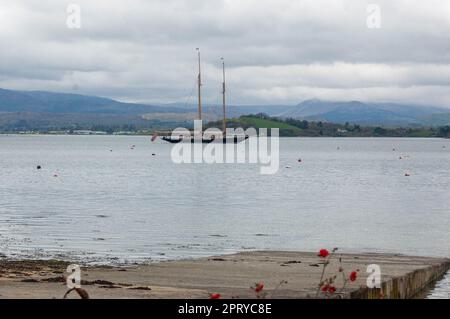 Bantry, West Cork, Irlanda, giovedì 27 aprile 2023; lo yacht a vela Mariette era oggi all'ancora a Bantry Bay. La nave registrata britannica ormeggiata di notte durante il tragitto verso Kinsale. Credito; ed/Alamy Live News Foto Stock