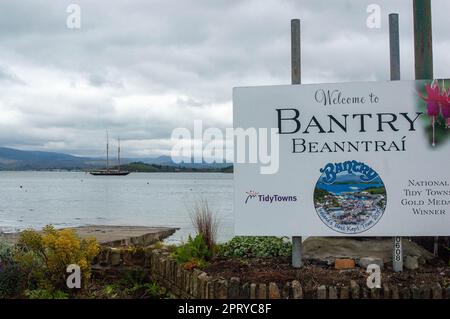 Bantry, West Cork, Irlanda, giovedì 27 aprile 2023; lo yacht a vela Mariette era oggi all'ancora a Bantry Bay. La nave registrata britannica ormeggiata di notte durante il tragitto verso Kinsale. Credito; ed/Alamy Live News Foto Stock