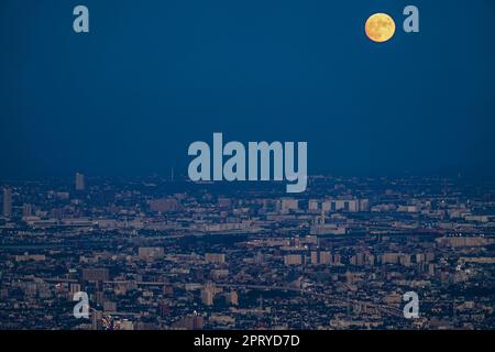 Luna di Medio Autunno e Tokyo City. Luogo di tiro: Sumida Ward, Tokyo Foto Stock