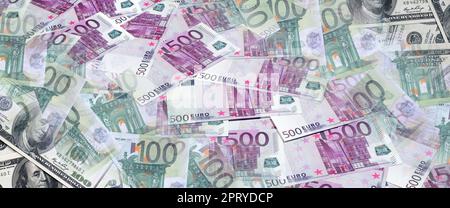 Un collage di molte immagini delle banconote in tagli da 100 e 500 euro giacente nella memoria heap Foto Stock