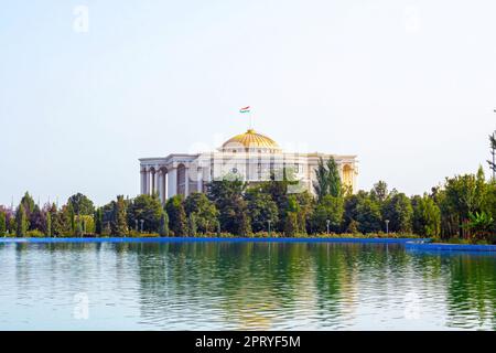 DUSHANBE, TAGIKISTAN - 28 LUGLIO 2022: Il Palazzo della Nazione (Palazzo Presidenziale) lo stato attuale e la residenza principale del Presidente della Repubblica Foto Stock