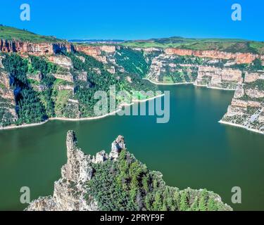 Punto di roccia sopra bighorn del lago alla bocca del Black Canyon vicino a Fort Smith, montana Foto Stock