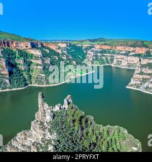 Punto di roccia sopra bighorn del lago alla bocca del Black Canyon vicino a Fort Smith, montana Foto Stock