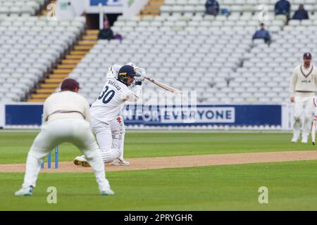 A Edgbaston, Birmingham, Regno Unito, il 27 aprile 2023 allo stadio Edgbaston. Nella foto si trova il numero 30 di Warwickshire, ed Barnard in azione. Durante il giorno 1 di gioco nel LV= Insurance County Cup gioco tra Warwickshire County Cricket Club & Surrey Image è solo per uso editoriale, credito a Stu Leggett tramite Alamy Live News Foto Stock