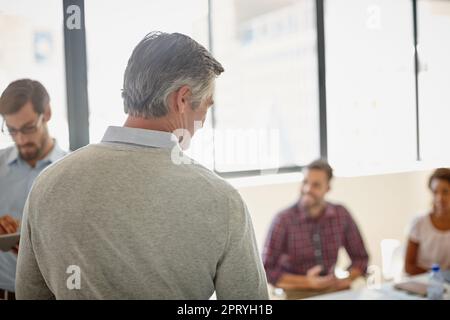 Riunione mensile della direzione in corso. un gruppo di colleghi che hanno una riunione sul lavoro Foto Stock