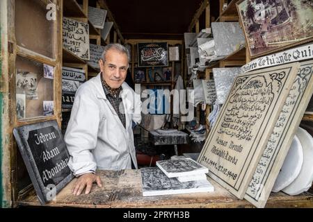 Venditore di lapidi nel suo piccolo negozio nella medina Tetouan. Foto Stock