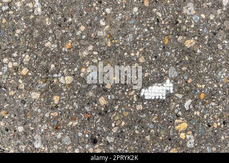 immagine dettagliata di un motivo bianco casuale su asfalto Foto Stock