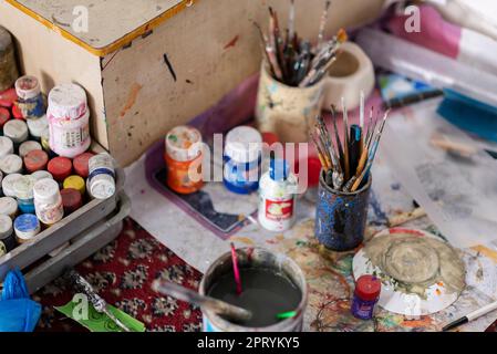 Srinagar, India, 27/04/2023, le spazzole e i colori usati nella decorazione della lavorazione della carta sono visti in un laboratorio a Srinagar. Artigianato papier-Mache, è un antico mestiere che è stato introdotto nella valle del Kashmir da Mir Sayyid Ali Hamadani, che è arrivato dalla Persia con abili artigiani nel 14th ° secolo. Papier-Mache è una parola francese che significa carta masticata e il processo di fabbricazione comporta due fasi: Sakhtsazi e Naqashi. Sakhtasazi, la fase iniziale di preparazione, comprende la preparazione della figurina dalla miscela di pasta di carta con l'aiuto di paglia di riso e solfato di rame. In finale Foto Stock