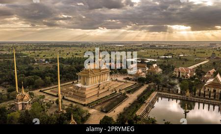 Vista aerea del grande Tempio di Kandal, del monastero mozzafiato della Pagoda, del santuario buddista, del centro di meditazione, ex capitale del Regno di Cambogia Foto Stock
