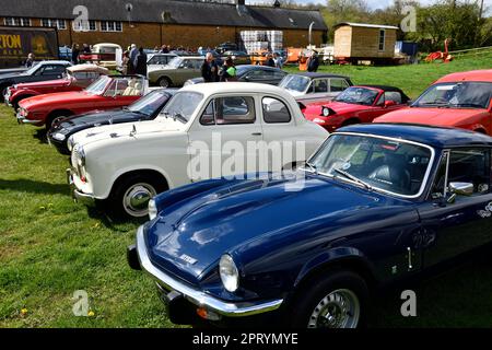 Trionfo GT6 Mk3 con un Austin A30 sullo sfondo al Hook Norton Brewery Classic Car Meeting del 23 aprile 2023 Foto Stock